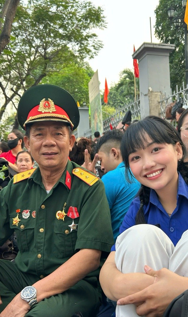 Ngoài 2 bác cựu chiến binh mà nhóm nhường chỗ, dịp lễ này Hoàng Dung có cơ hội gặp gỡ thêm nhiều chiến sĩ, quân nhân và các cựu chiến binh khác. Ngoài 2 bác cựu chiến binh mà nhóm nhường chỗ, dịp lễ này Hoàng Dung có cơ hội gặp gỡ thêm nhiều chiến sĩ, quân nhân và các cựu chiến binh khác.