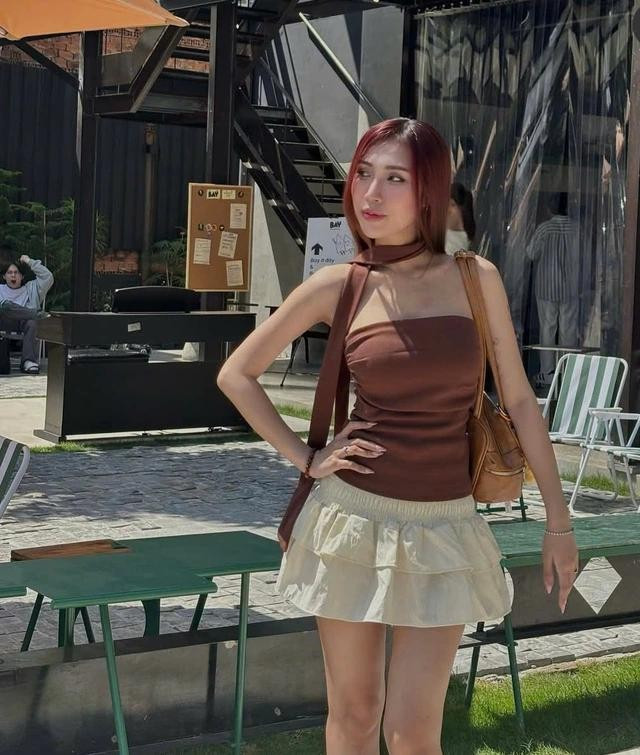 Chất liệu mềm, co giãn tốt từ thun cho đến lụa hay satin được ưa chuộng, giúp vẻ ngoài vừa thoải mái vừa cuốn hút. ẢNH: @THAONHILE Chất liệu mềm, co giãn tốt từ thun cho đến lụa hay satin được ưa chuộng, giúp vẻ ngoài vừa thoải mái vừa cuốn hút. ẢNH: @THAONHILE