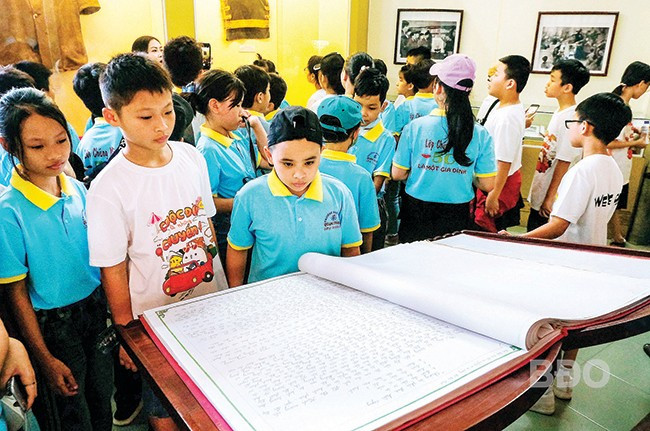 Học sinh tham quan Phòng trưng bày chủ đề “Bác Hồ với nhân dân Bình Định, nhân dân Bình Định với Bác Hồ”. Ảnh: NGỌC NHUẬN binhdinh.jpg