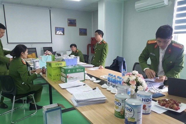 Đường dây sản xuất gần 600 loại sữa bột giả vừa bị triệt phá Đường dây sản xuất gần 600 loại sữa bột giả vừa bị triệt phá