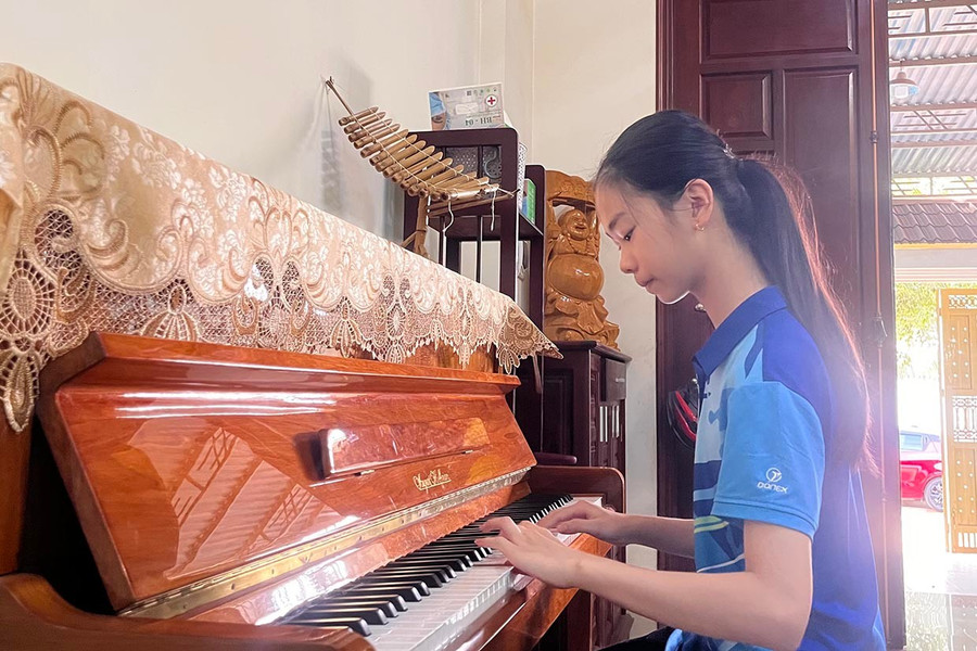Ngoài năng khiếu về thể thao, Lê Thị Minh Thư còn có thêm tài lẻ đánh đàn piano và vẽ tranh. Ảnh: Hoàng Hoài 3.jpg