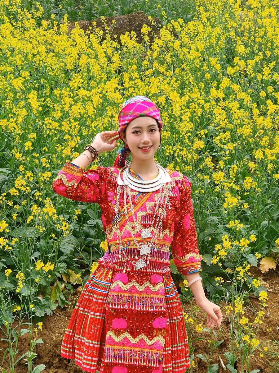 Người đẹp sinh năm 2000 chia sẻ là một người trẻ, bản thân luôn cố gắng không ngừng, nỗ lực để hoàn thiện bản thân, sống có trách nhiệm. Cô luôn tích cực tham gia các dự án thiện nguyện, trở thành công dân tốt, có ích và cống hiến cho xã hội, góp phần xây dựng đất nước Việt Nam ngày một giàu mạnh hơn. Ảnh: FBNV