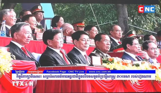 Đài truyền hình CNC TV phát hình ảnh Lãnh đạo Đảng, Nhà nước Việt Nam và lãnh đạo Campuchia, Lào (ảnh chụp màn hình) tham dự lễ kỷ niệm 50 năm Ngày Giải phóng miền Nam, thống nhất đất nước (30/4/1975 - 30/4/2025) tại Thành phố Hồ Chí Minh. Ảnh: TTXVN phát