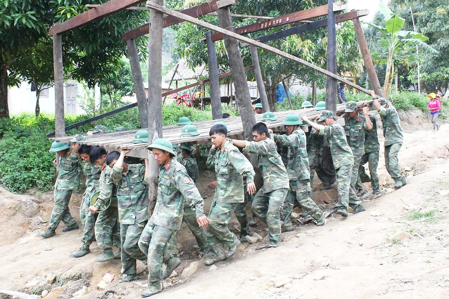 Lực lượng bộ đội thuộc Trung đoàn 1 (Sư đoàn 2) giúp dân di dời nhà ở tại xã Đăk Rong, huyện Kbang. Ảnh: Ngọc Minh 2t-luc-luong-bo-doi-thuoc-trung-doan-1-su-doan-2-giup-dan-di-doi-nha-o-tai-xa-dak-rong-huyen-kbang-anh-ngoc-minh.jpg