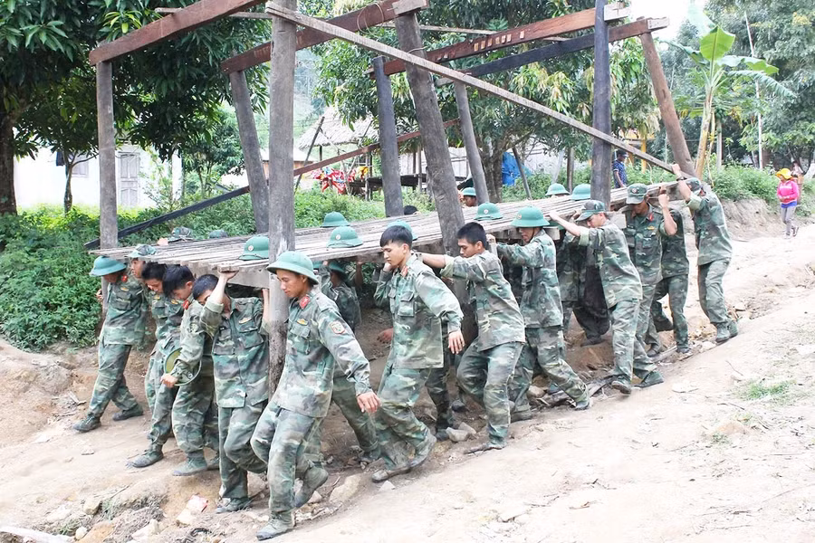 2t-luc-luong-bo-doi-thuoc-trung-doan-1-su-doan-2-giup-dan-di-doi-nha-o-tai-xa-dak-rong-huyen-kbang-anh-ngoc-minh.jpg