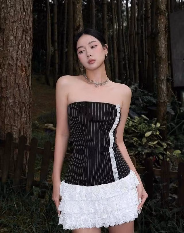 Với gam màu trung tính như đen, trắng đơn giản kết hợp với chất ren mềm mại giúp diện mạo trở nên ấn tượng. ẢNH: @DEPASS.STORE