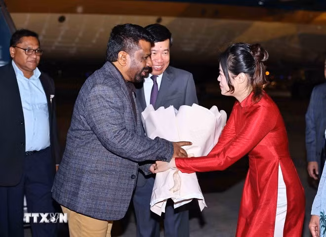 Lễ đón Tổng thống nước Cộng hòa Xã hội Chủ nghĩa Dân chủ Sri Lanka Anura Kumara Dissanayaka tại sân bay Quốc tế Nội Bài. Ảnh: Minh Đức/TTXVN