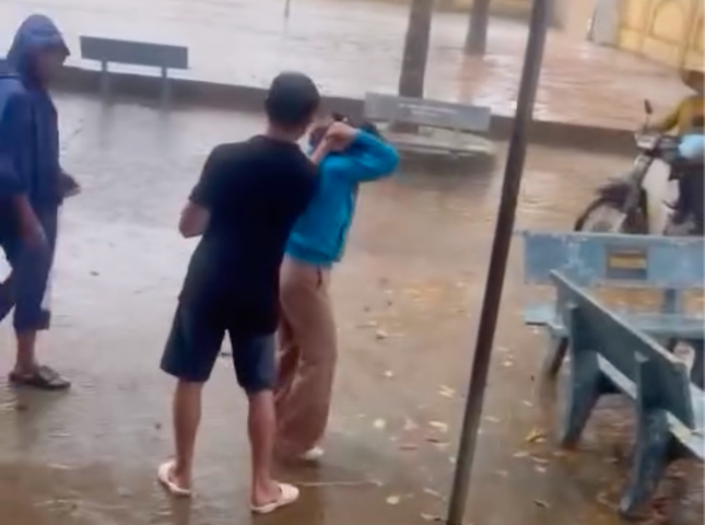 Thúy túm tóc, đánh vào mặt và ép cô N. đứng dưới trời mưa ở sân trường. Thúy túm tóc, đánh vào mặt và ép cô N. đứng dưới trời mưa ở sân trường.