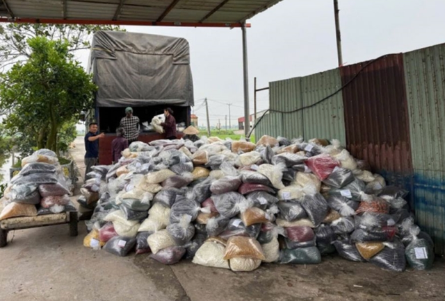 Số thực phẩm chức năng giả 100 tấn bị cơ quan công an phát hiện, thu giữ. Ảnh: CAND Số thực phẩm chức năng giả 100 tấn bị cơ quan công an phát hiện, thu giữ. Ảnh: CAND