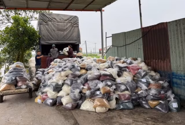 Số thực phẩm chức năng giả 100 tấn bị cơ quan công an phát hiện, thu giữ. Ảnh: CAND