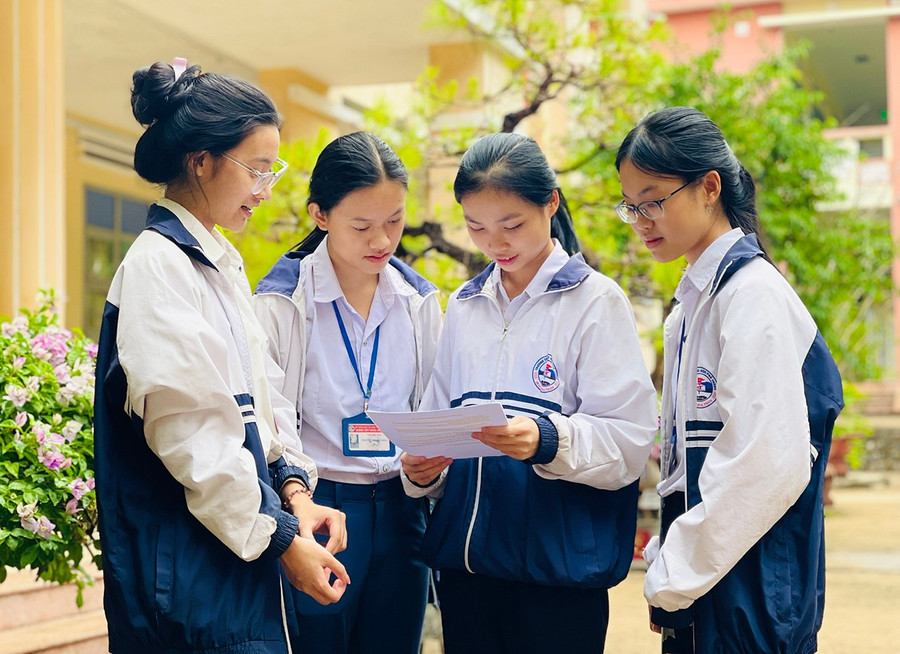 Em Nguyễn Phương Uyên (thứ 2 từ phải qua, lớp 12A3) đề xuất giải pháp ngăn ngừa lao động trẻ em trái pháp luật và tầm quan trọng của giáo dục. Ảnh: M.K 2td.jpg