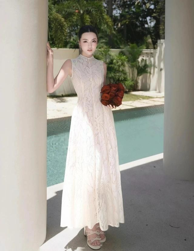 Quý cô tỏa sáng rạng ngời trong thiết kế váy dài cổ điển họa tiết ren hoa vừa sang trọng vừa phảng phất nét kiêu kỳ, quý phái. Thiết kế này là gợi ý hoàn hảo cho buổi hẹn hò, dự tiệc trà chiều, các buổi gặp mặt cà phê... ẢNH: HOIVU Quý cô tỏa sáng rạng ngời trong thiết kế váy dài cổ điển họa tiết ren hoa vừa sang trọng vừa phảng phất nét kiêu kỳ, quý phái. Thiết kế này là gợi ý hoàn hảo cho buổi hẹn hò, dự tiệc trà chiều, các buổi gặp mặt cà phê... ẢNH: HOIVU