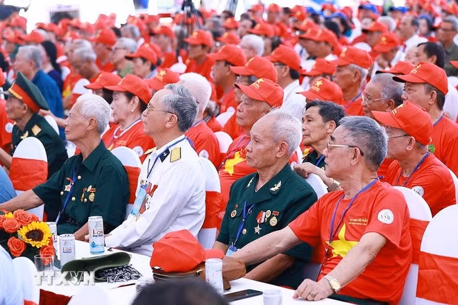 Các đại biểu là chiến sỹ cách mạng, cựu tù chính trị bị địch bắt tù đày tham dự buổi gặp mặt, tri ân. (Ảnh: Dương Giang/TTXVN)