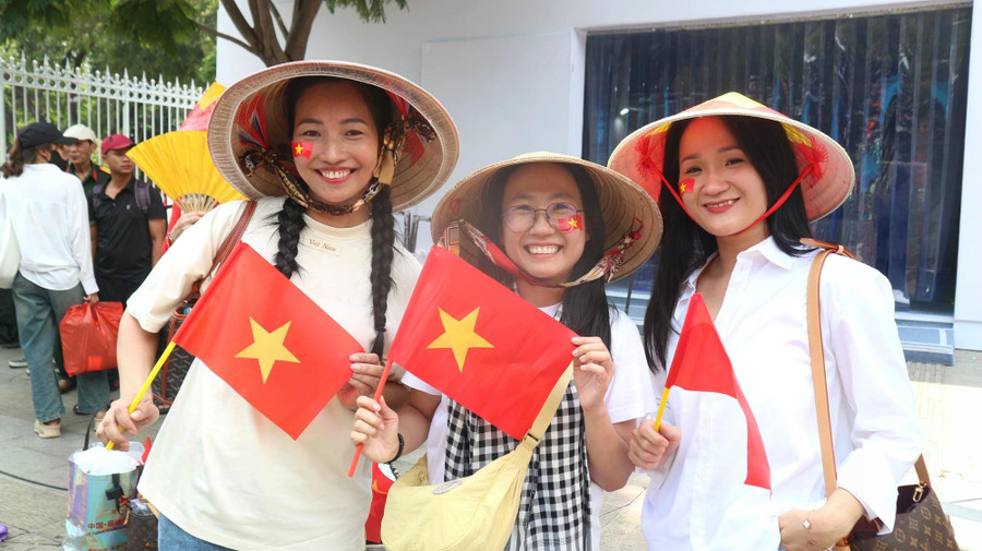 Bạn trẻ chụp ảnh tại Hội trường Thống Nhất trong dịp lễ. ẢNH: AN VY Bạn trẻ chụp ảnh tại Hội trường Thống Nhất trong dịp lễ. ẢNH: AN VY