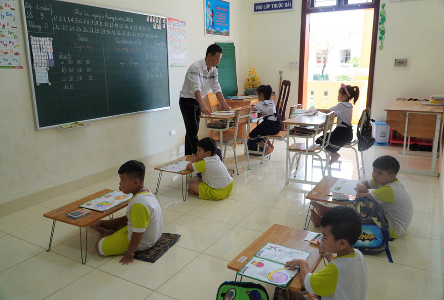 Thầy giáo Ưng Văn Tuấn với lớp học “đặc biệt” gồm cả 2 khối mầm non và tiểu học. Ảnh: DN truong-sadd.jpg