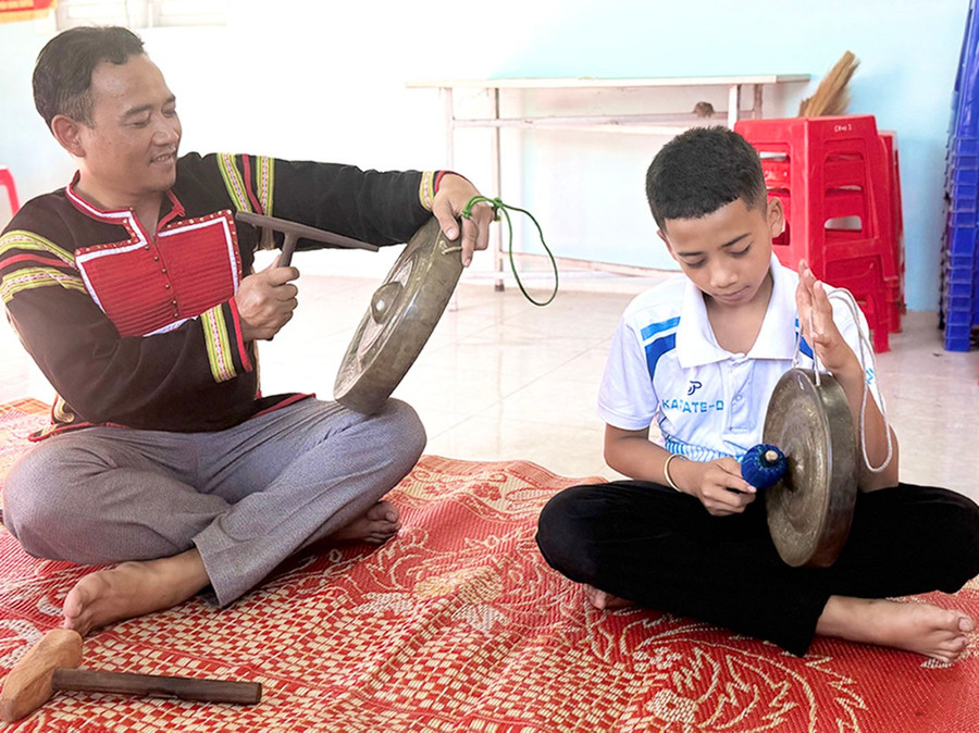 Ksor Mang và con trai ôn lại một số bài chiêng. Ảnh: Lạc Hà 2lh.jpg
