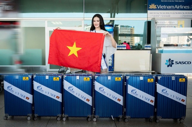Ý Nhi và hành trang hơn 160 kg hành lý đến Ấn Độ. Ý Nhi và hành trang hơn 160 kg hành lý đến Ấn Độ.