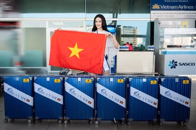 Ý Nhi và hành trang hơn 160 kg hành lý đến Ấn Độ.