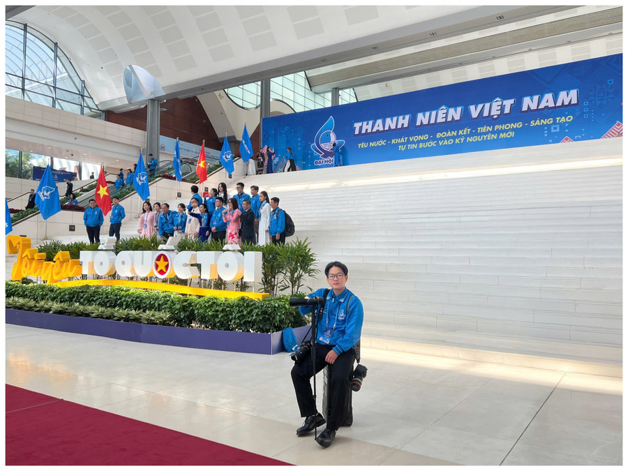Hoàng tác nghiệp tại Đại hội đại biểu Hội Liên hiệp Thanh niên Việt Nam. Ảnh: Cam Ly Hoàng tác nghiệp tại Đại hội đại biểu Hội Liên hiệp Thanh niên Việt Nam. Ảnh: Cam Ly