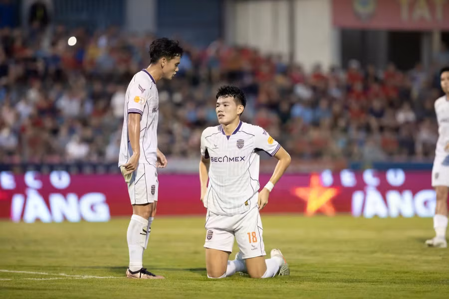 Trung vệ Ngọc Chiến (18) sẽ nhận được nhiều bài học quý sau trận đấu này. Ảnh: Minh Tú