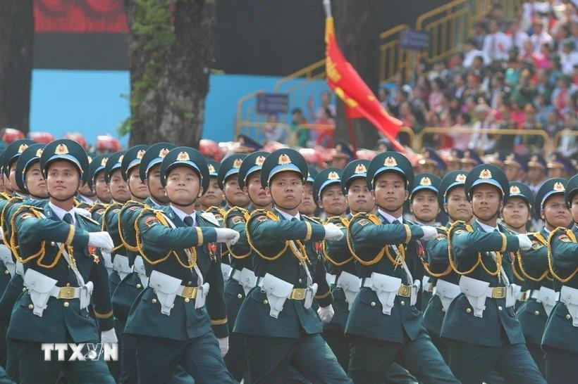 Khối Sỹ quan Phòng không-Không quân diễu qua Lễ đài. Ảnh: TTXVN thu-cam-on.jpg
