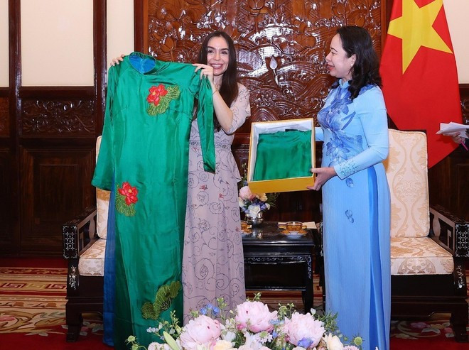 Phó Chủ tịch nước Võ Thị Ánh Xuân tặng áo dài Việt Nam cho bà Leyla Aliyeva - Phó Chủ tịch Quỹ Heydar Aliyev (Azerbaijan), tại Phủ Chủ tịch sáng 22/4 vừa qua. Ảnh: Văn Điệp/TTXVN 2chuyentham.jpg