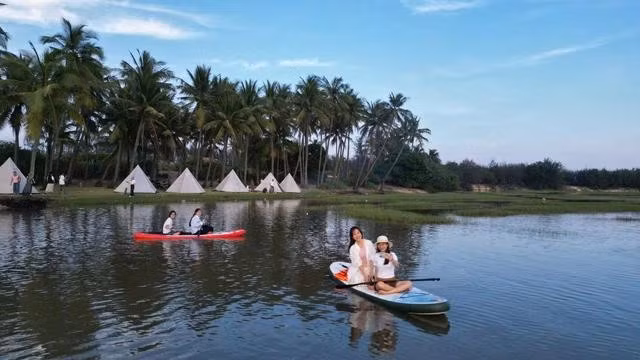 Chèo thuyền SUP là hoạt động trải nghiệm thú vị ở đầm An Khê. ẢNH: NGUYỄN ĐÔN