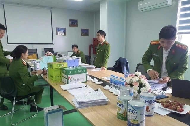 Công an phát hiện nhiều thương hiệu sữa giả. ẢNH: T.N/Nguồn TNO cong-an-ddsuagia.jpg