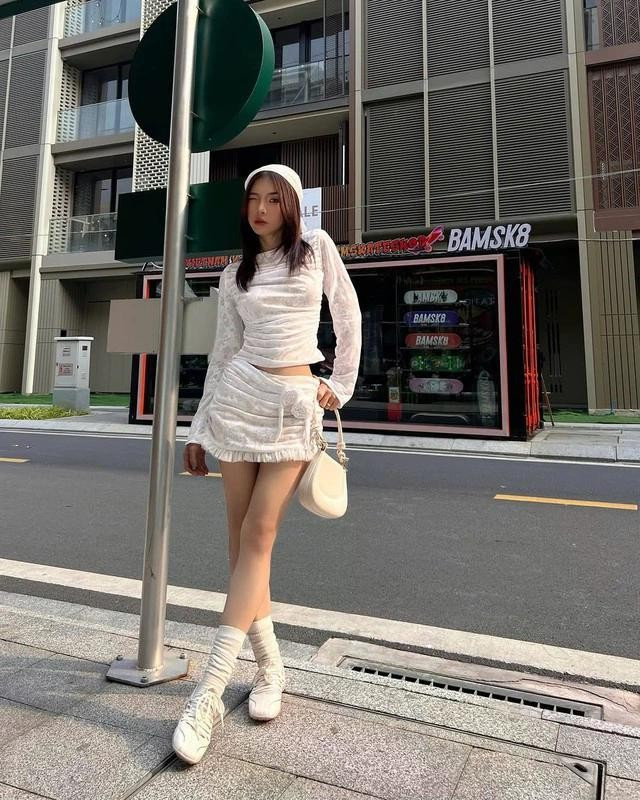 Kết hợp sneakers trắng với set đồ tone sur tone nhẹ nhàng để tạo vẻ ngoài nữ tính, hoặc diện cùng quần shorts jeans và áo phông oversized cho phong cách năng động. ẢNH: @HY_MAISON Kết hợp sneakers trắng với set đồ tone sur tone nhẹ nhàng để tạo vẻ ngoài nữ tính, hoặc diện cùng quần shorts jeans và áo phông oversized cho phong cách năng động. ẢNH: @HY_MAISON