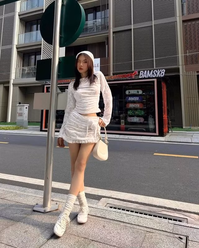 Kết hợp sneakers trắng với set đồ tone sur tone nhẹ nhàng để tạo vẻ ngoài nữ tính, hoặc diện cùng quần shorts jeans và áo phông oversized cho phong cách năng động. ẢNH: @HY_MAISON