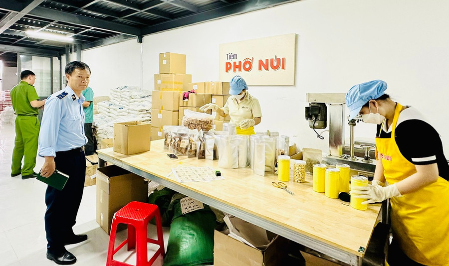 Hộ kinh doanh Tiệm Phố Núi hoạt động từ năm 2023 đến nay, sản xuất và kinh doanh các mặt hàng nông sản Tây Nguyên và chủ yếu kinh doanh chào bán trên các nền tảng mạng xã hội. Ảnh: Như Nguyện 2nn.jpg