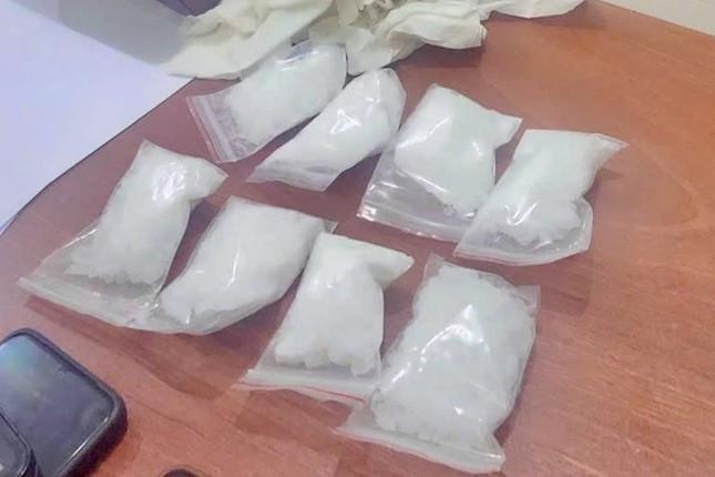 8 gói nilon, bên trong là tinh thể màu trắng, nghi ma túy đá 8 gói nilon, bên trong là tinh thể màu trắng, nghi ma túy đá