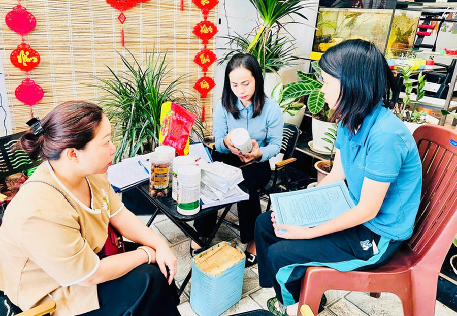 Đoàn kiểm tra tại hộ kinh doanh KL Organic-tổ 3, thị trấn Kon Dơng, huyện Mang Yang, tỉnh Gia Lai. Ảnh: Như Nguyện 1nn.jpg