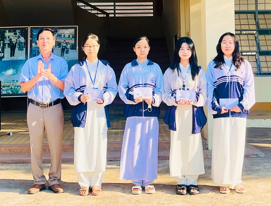 Thầy Nguyễn Văn Tàu-Hiệu trưởng Trường THPT Hoàng Hoa Thám (TP. Pleiku) khen thưởng các học sinh có bài viết chất lượng. Ảnh: M.K 1td.jpg