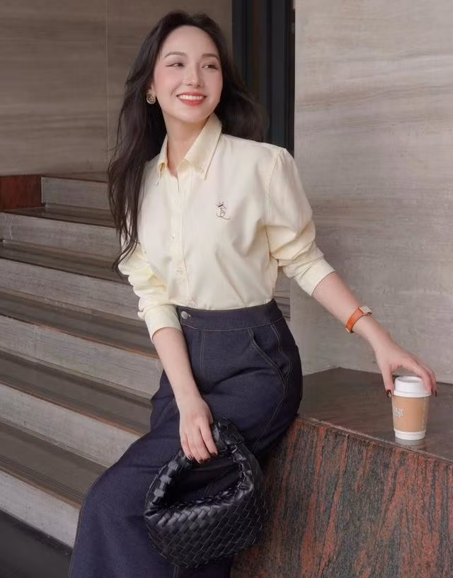 Sức hút từ vẻ đẹp tinh tế, tươi mới và dịu dàng của sơ mi màu vàng bơ kết hợp chân váy denim màu xanh sẫm. ẢNH: ESTRANO.CHIC