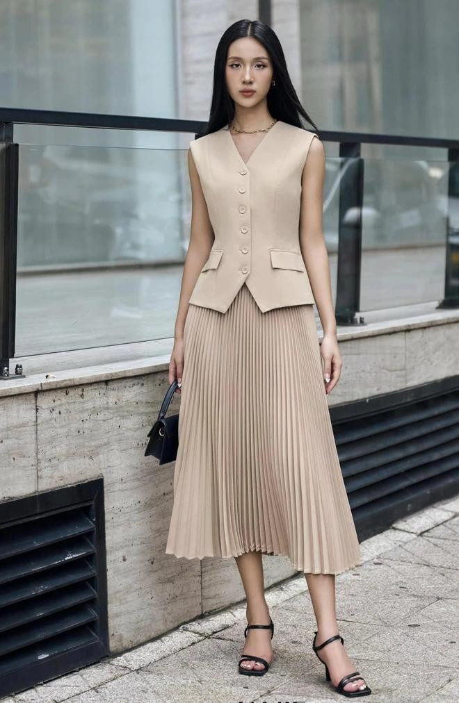 Phong thái quyền lực, nữ tính hay sự tinh tế nhẹ nhàng trong từng chuyển động? Hãy sử dụng màu sắc, các nếp gấp, đường xẻ nhẹ nhàng trên trang phục để tiết lộ cá tính thời trang. ẢNH: HOBB - JAMIE
