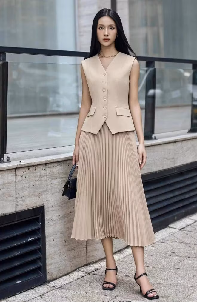 Phong thái quyền lực, nữ tính hay sự tinh tế nhẹ nhàng trong từng chuyển động? Hãy sử dụng màu sắc, các nếp gấp, đường xẻ nhẹ nhàng trên trang phục để tiết lộ cá tính thời trang. ẢNH: HOBB - JAMIE
