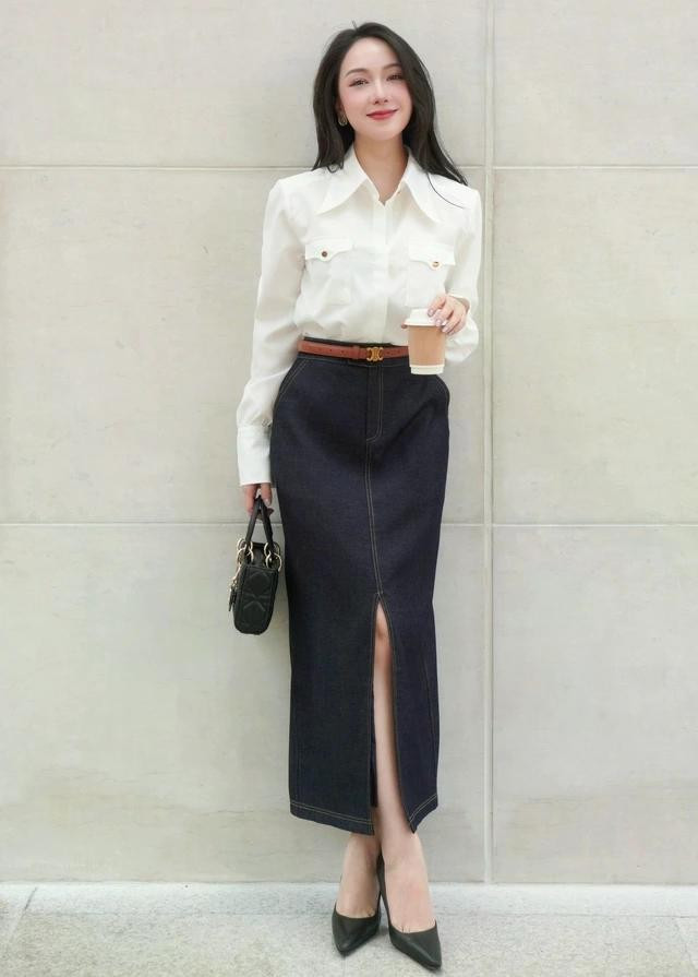 Váy denim dáng dài vừa tạo nên phom dáng đẹp cho phần cơ thể phía dưới vừa là bức phông nền hoàn hảo cho áo sơ mi đơn sắc mà nàng chọn mặc hôm nay. ẢNH: ESTRANO.CHIC
