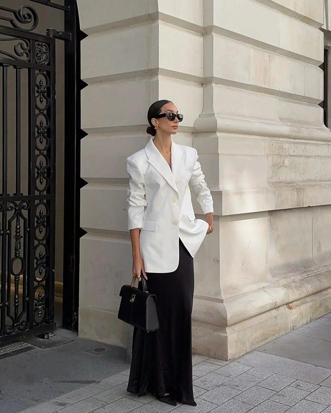 Hai gợi ý phối chân váy maxi dựa trên tông màu đối lập đen và trắng ở nhiều sắc độ khác nhau. Quý cô vừa có thể xuất hiện thật dịu dàng, nữ tính vừa có thể &quot;hô biến&quot; phong cách trở nên quý phái, sang trọng hơn chỉ trong một khoảng thời gian ngắn. ẢNH: MELIS EKREM