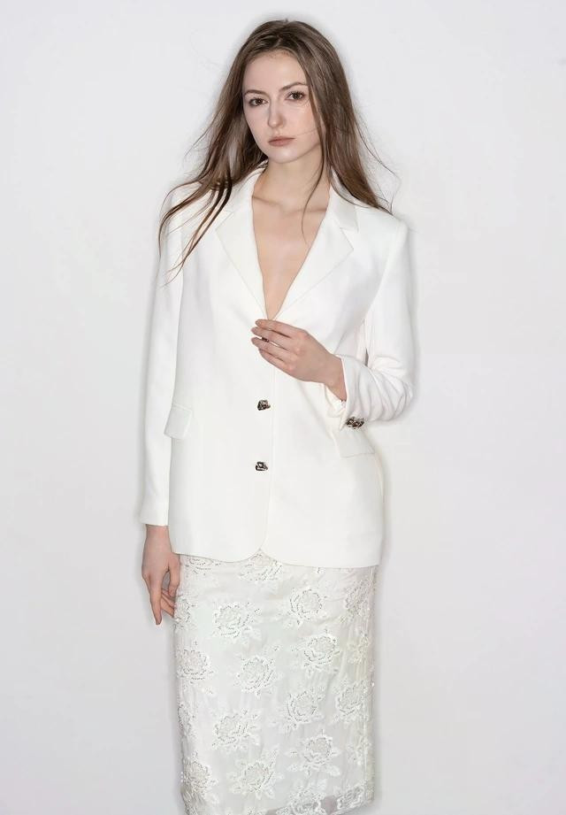 Áo vest trắng và chân váy ren hoa đẹp đồng điệu, hoàn hảo hơn khi kết hợp thêm giày và túi cùng tông màu trắng. ẢNH: MERAKI