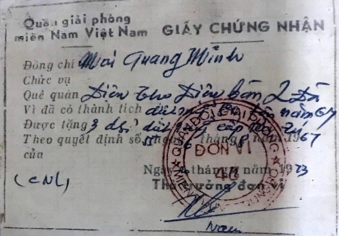 Một trong số hàng chục chứng nhận "Dũng sĩ diệt Mỹ" của ông Minh do thủ trưởng (bí danh tên Nam) ký xác nhận năm 1967. Ảnh: N.Bình 3nguoilinh.jpg