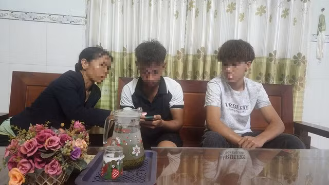 Hai nam sinh xin bảo lưu kết quả rồi về đi làm nghề bốc vác