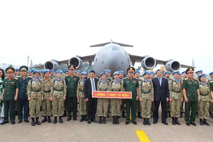 Các chiến sĩ Bệnh viện dã chiến cấp 2 lên đường làm nhiệm vụ ở Nam Sudan 2munoixanh.jpg