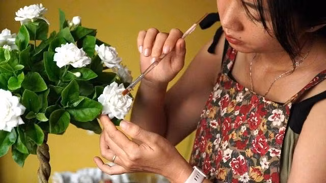 Chị Nhi theo đuổi đam mê làm hoa đất sét đã được 10 năm. ẢNH: NVCC