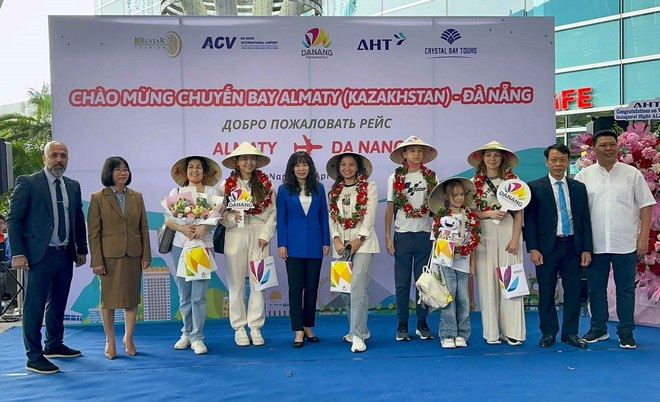 Tặng hoa, quà cho các hành khách đầu tiên đến Đà Nẵng trên đường bay trực tiếp từ Kazakhstan trưa 2/4/2025. (Ảnh: Trần Lê Lâm/TTXVN) Tặng hoa, quà cho các hành khách đầu tiên đến Đà Nẵng trên đường bay trực tiếp từ Kazakhstan trưa 2/4/2025. (Ảnh: Trần Lê Lâm/TTXVN)