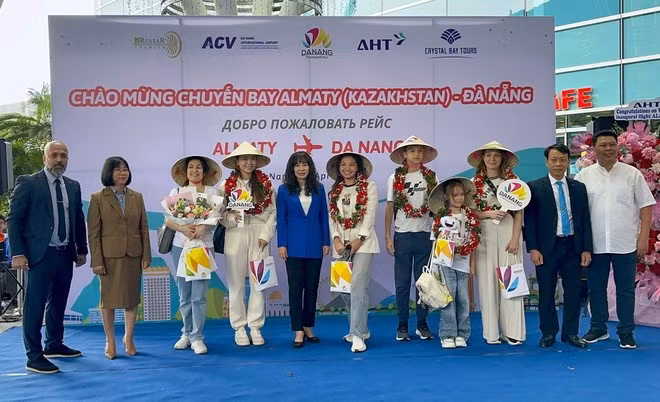 Tặng hoa, quà cho các hành khách đầu tiên đến Đà Nẵng trên đường bay trực tiếp từ Kazakhstan trưa 2/4/2025. (Ảnh: Trần Lê Lâm/TTXVN)