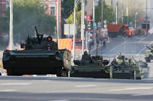 Thiết giáp của quân đội Nga xuất hiện trên đường phố tại Moscow chuẩn bị cho lễ duyệt binh ngày 9.5. ẢNH: REUTERS Thiết giáp của quân đội Nga xuất hiện trên đường phố tại Moscow chuẩn bị cho lễ duyệt binh ngày 9.5. ẢNH: REUTERS