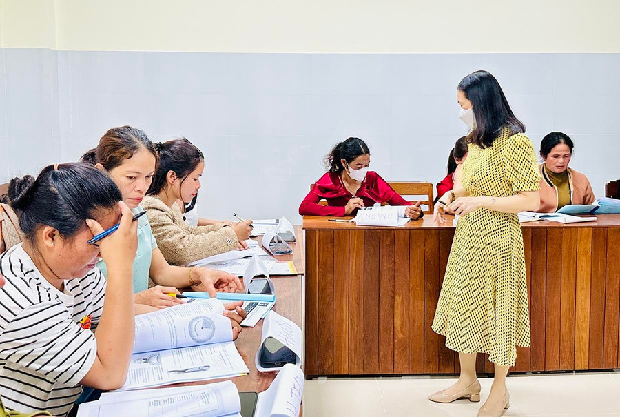 Các cô đỡ, nhân viên y tế thôn bản tham gia lớp tập huấn, cập nhật kiến thức chuyên môn. Ảnh: N.N 1nn.jpg
