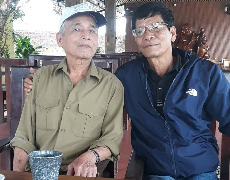 Ông Phạm Ngọc Xê (phải) lên Trà My thăm, chụp ảnh lưu niệm với ông Minh hồi năm 2023. Ảnh: N.Bình 4nguoilinh.jpg
