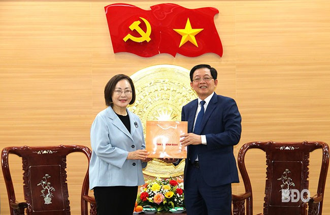 Đồng chí Hồ Quốc Dũng tặng quà lưu niệm bà Park Heeyoung. Ảnh: H.THU 2b.jpg